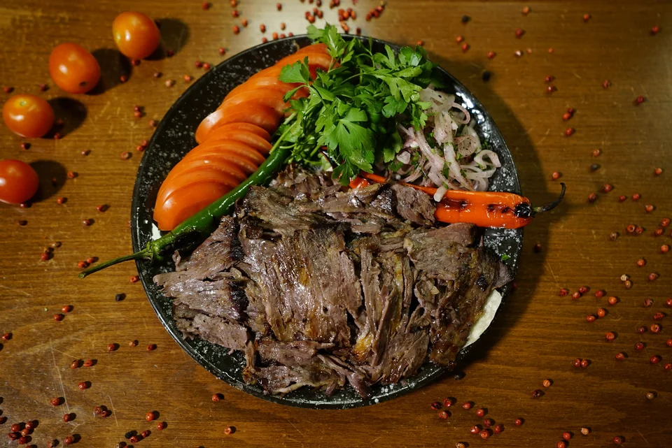 Editorial fotografija sporo pečenog mesa i povrća, ilustracija ponude