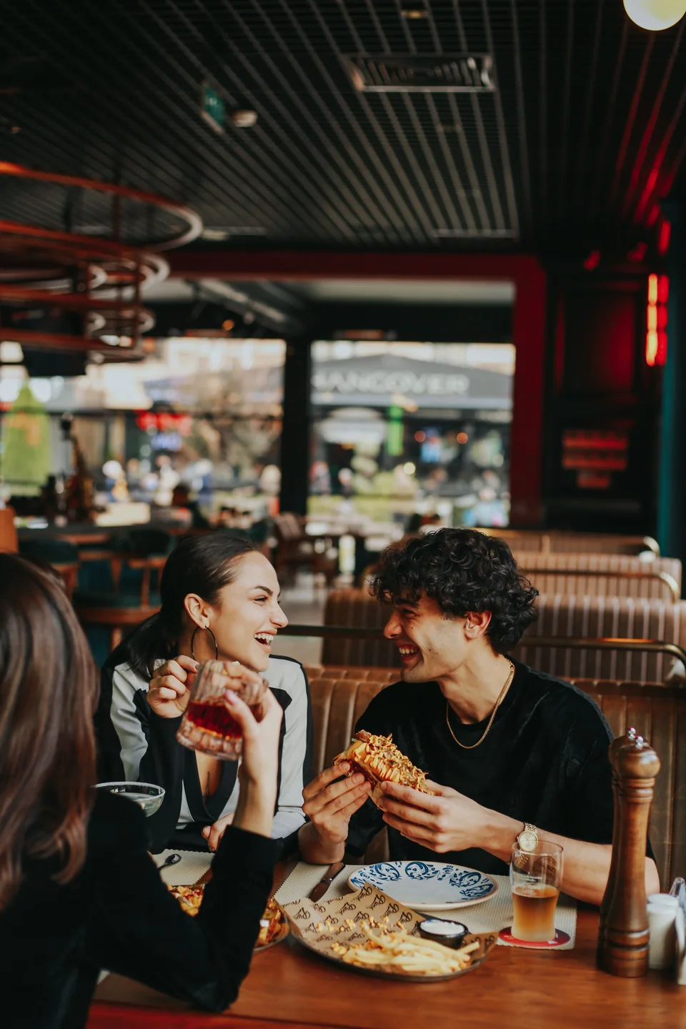 Editorial detalj gostiju u restoranskoj atmosferi