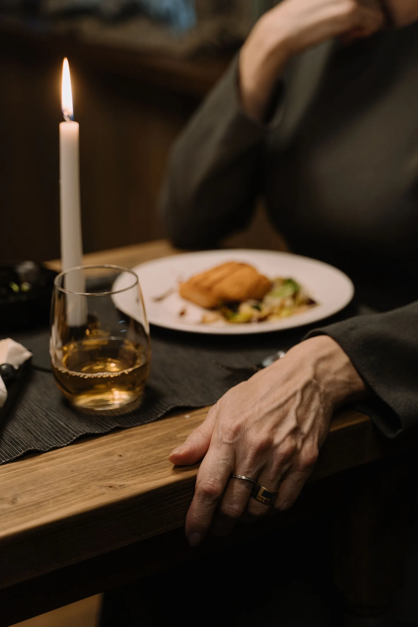 Editorial fotografija vina, svijeće i servirane večere