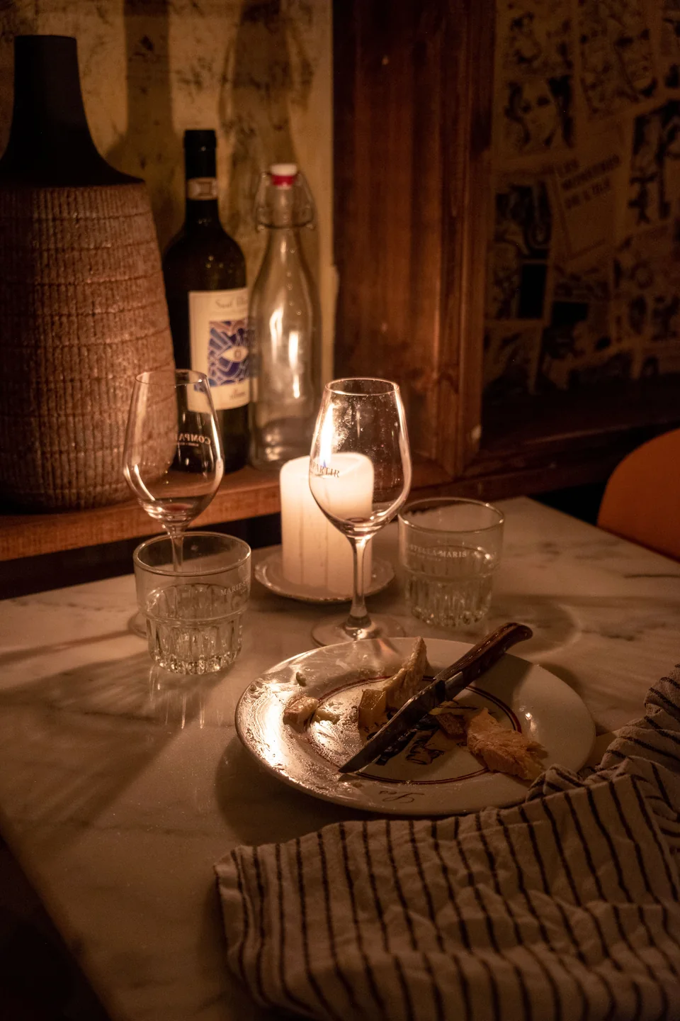 Editorial fotografija vina i svijeće