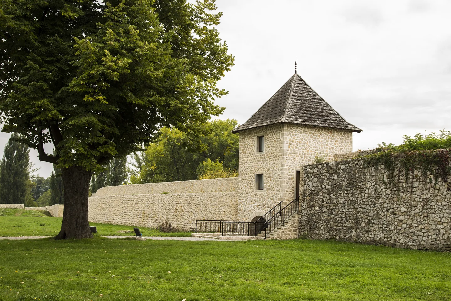 Kamena kula i zidine Kastela