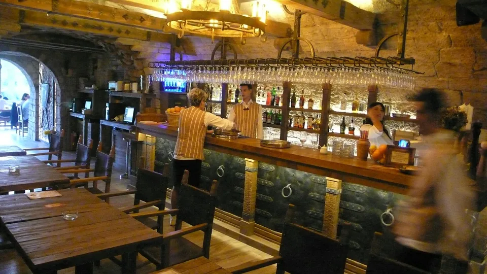 Večernja atmosfera za šankom restorana Kazamat